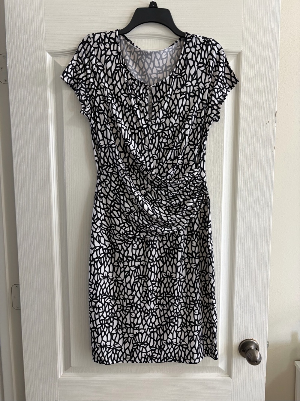 New York & Company Black and White Printed Ruched Midi Dress